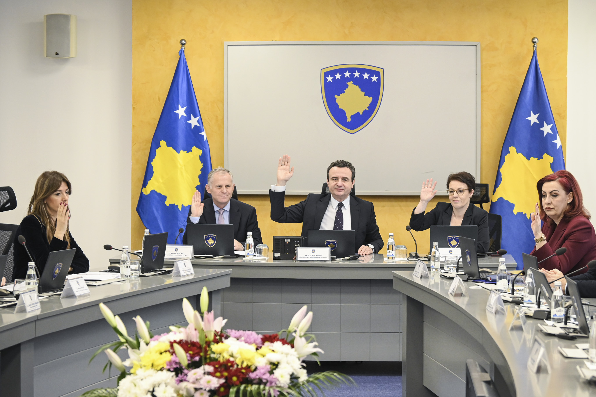 Qeveria rrit pagën minimale në sektorin privat