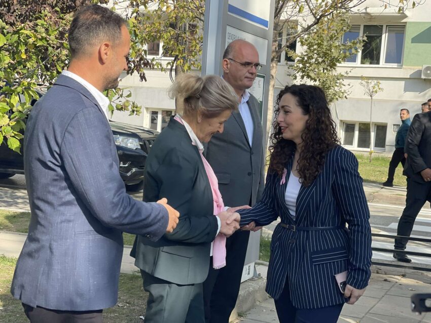 Presidentja Osmani dhuron proteza të gjirit për gratë e prekura nga kanceri