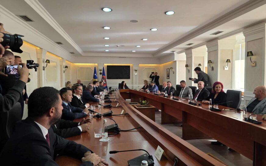 Presidentja mbledh liderët, nis takimi që mund të përcaktojë fatin e Qeverisë