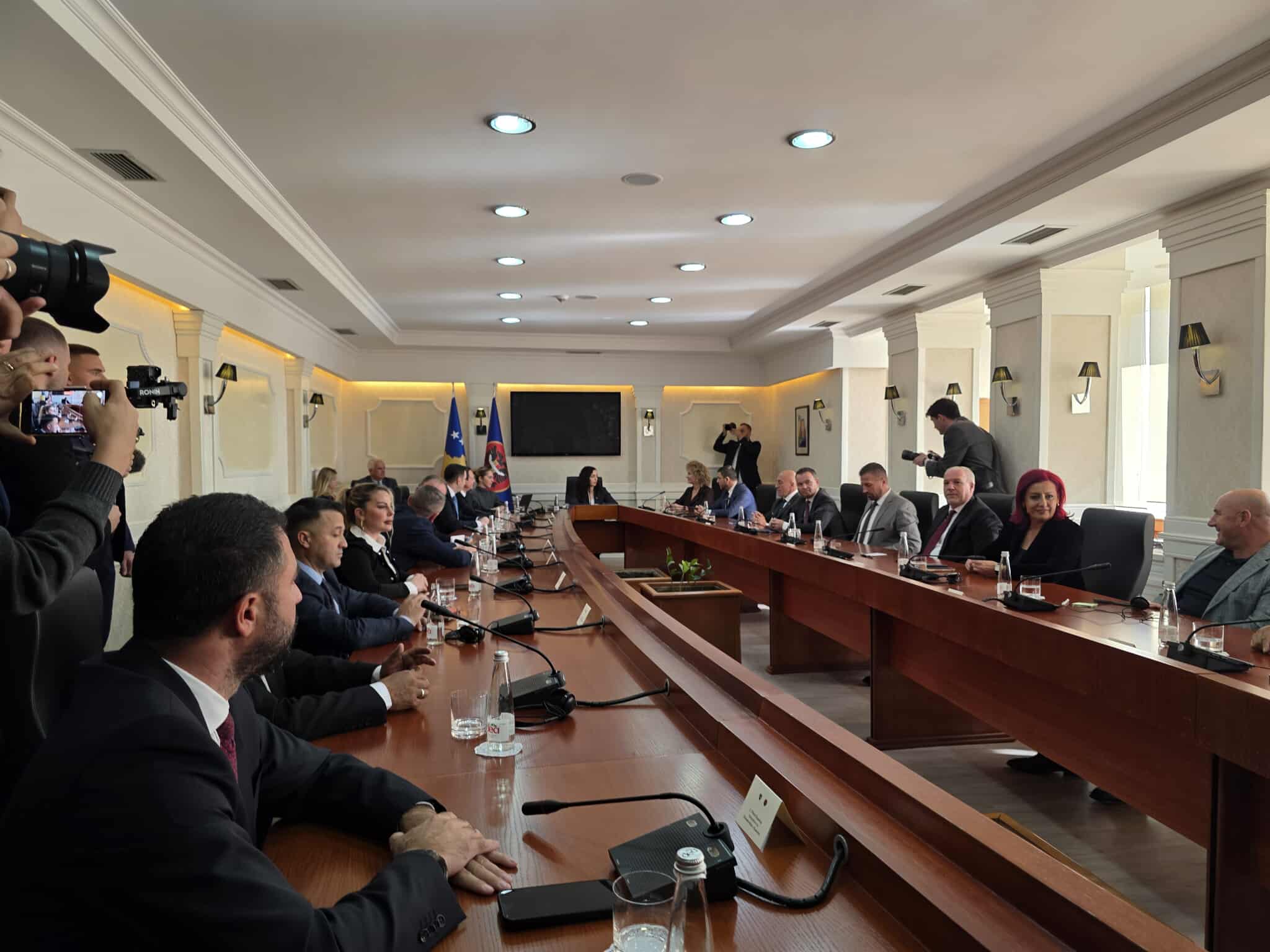 Presidentja mbledh liderët, nis takimi që mund të përcaktojë fatin e Qeverisë