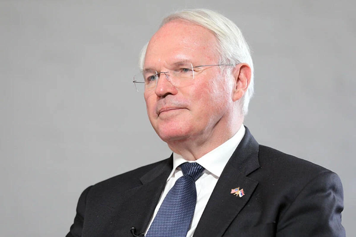 Christopher Hill dëshmon sot në Hagë për rastin e Thaçit dhe të tjerëve