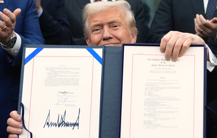 Trumpi nënshkruan projektligjin që i jep fund mbylljes së qeverisë