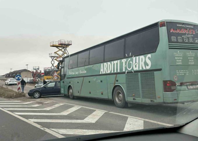 Aksidentohet autobusi me veturën në Sllatinë