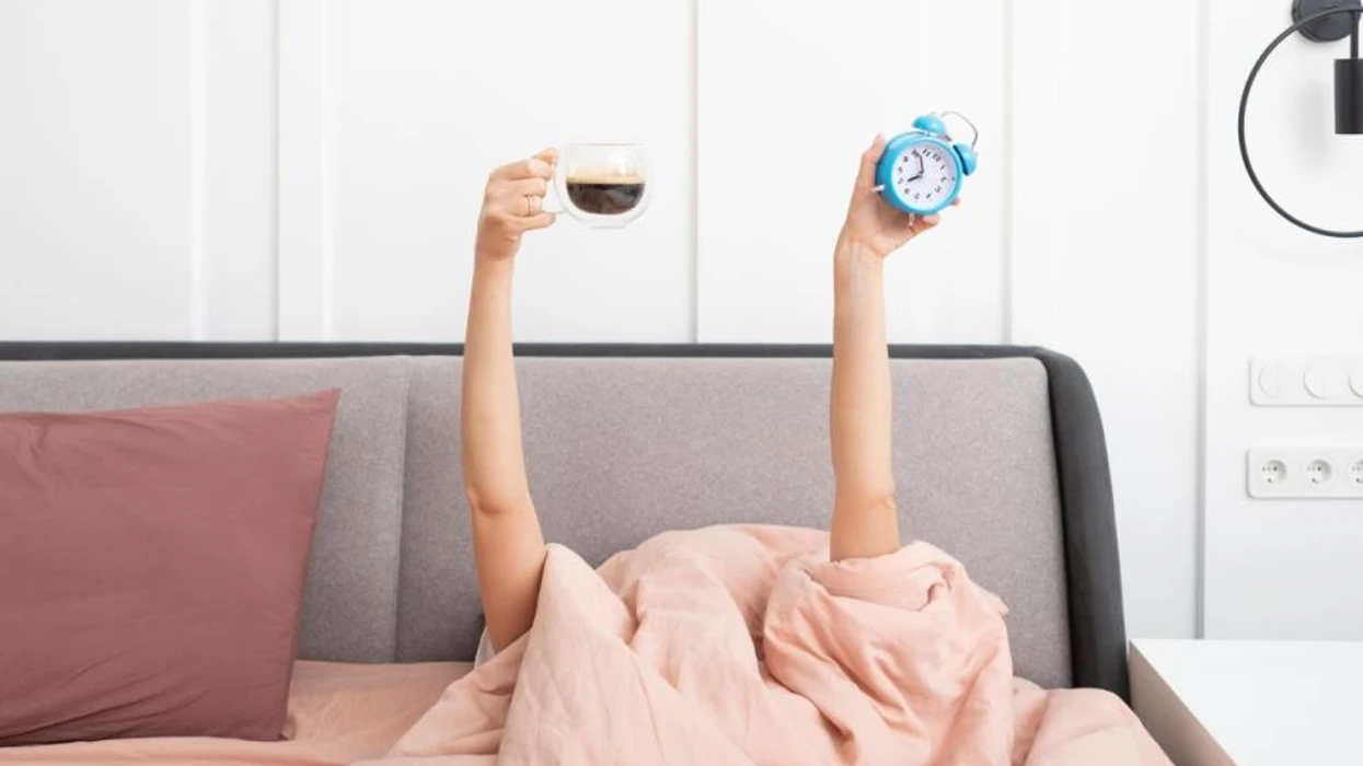 Rituali 30-sekondësh që bëjnë çdo mëngjes njerëzit e suksesshëm – zakoni i vogël që ndryshon gjithë ditën