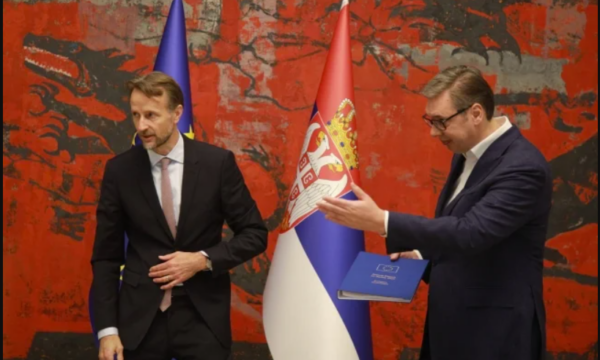 Vuçiqit nuk i pëlqen që po i kërkohet t’i mbajë përgjegjës sulmuesit e Banjskës, përplaset me shefin e BE-së