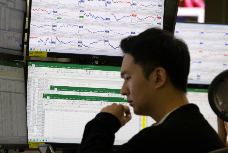 Tregjet globale të aksioneve bien ndjeshëm prej frikës nga ‘flluska’ e AI