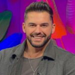 u-harrua-selvija,-shpati-shfaqet-ne-krahet-e-nje-bjondine-bukuroshe,-duket-me-i-lumtur-se-kurre