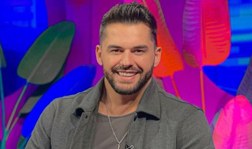 U harrua Selvija, Shpati shfaqet në krahët e një bjondine bukuroshe, duket më i lumtur se kurrë