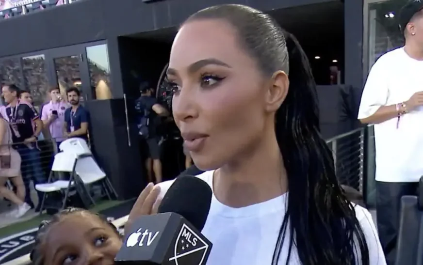 Kim Kardashian merr dhuratë fanellën e Messit për të birin