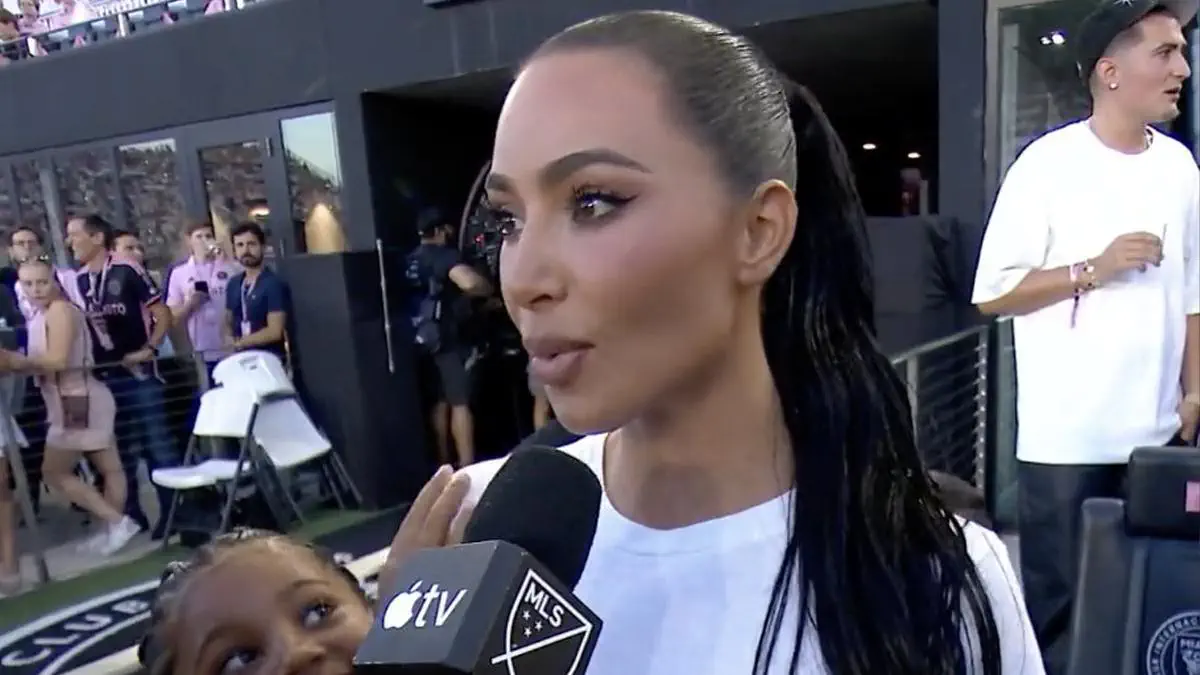 Kim Kardashian merr dhuratë fanellën e Messit për të birin