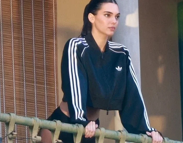 Kendall Jenner rrëmben vëmendjen në fushatën e re të Adidas në Pasadena