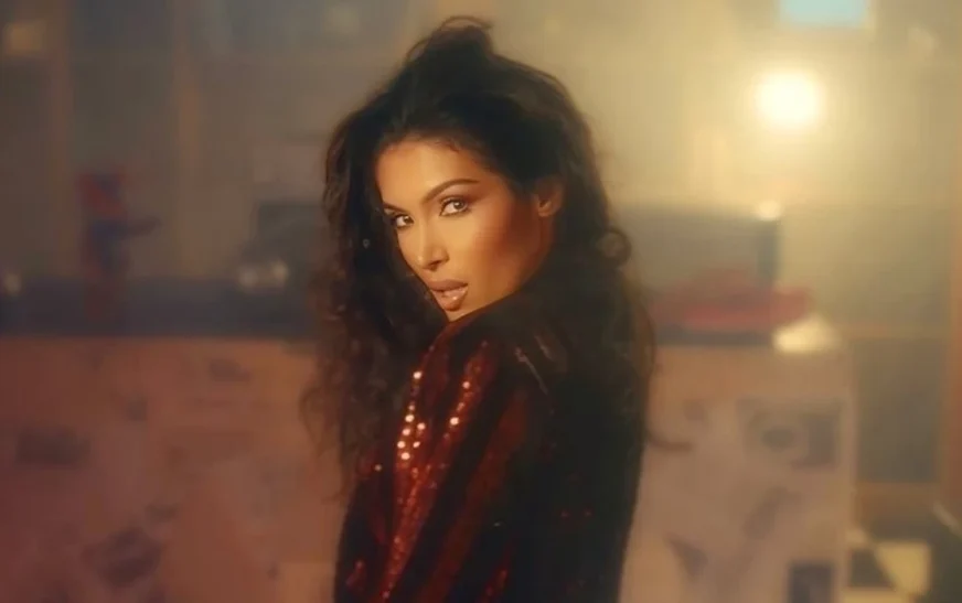 Nora Istrefi sjell versionin e ri të hitit klasik ‘Me Ritëm Do Vallëzoj’ të Eliza Hoxhës