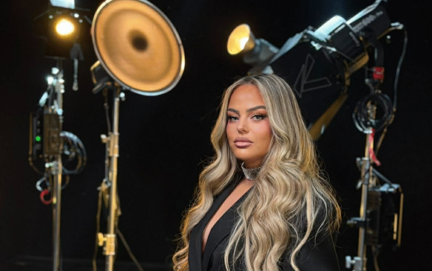 Adelina Spahija, këngëtarja që ndez skenën e dasmave