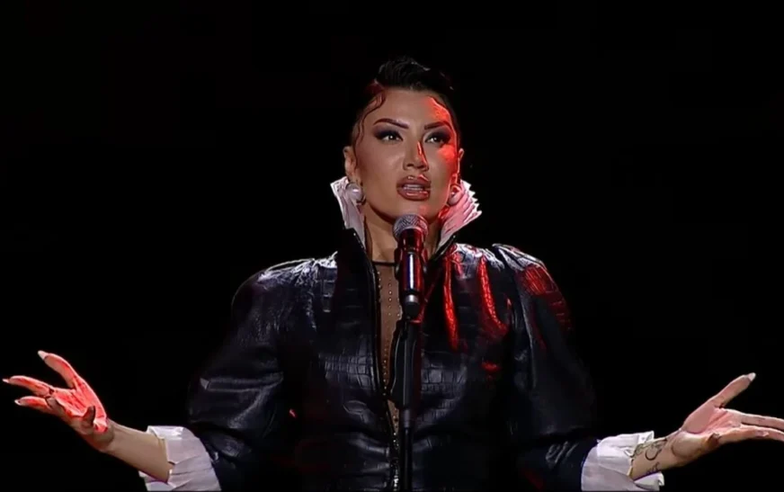 Dafina Aliu magjeps publikun me interpretimin “E fortë si arrë” në festivalin Kënga Magjike – krahasohet me ikonën Vaçe Zela