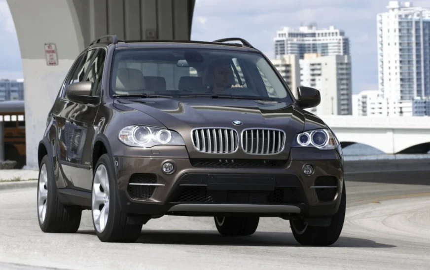 BMW urdhërohet të paguajë 1.9 milion dollarë, pasi dera e mbyllur butësisht e veturës ia lëndoi dorën pronarit të saj në Nju Jork