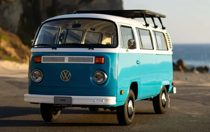 VW restauron furgonin që i mbijetoi zjarreve shkatërruese në Kaliforni