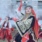 “urime-nane”,-rita-ora-shkruan-ne-shqip-per-festen-e-flamurit-dhe-ditelindjen-e-gjyshes