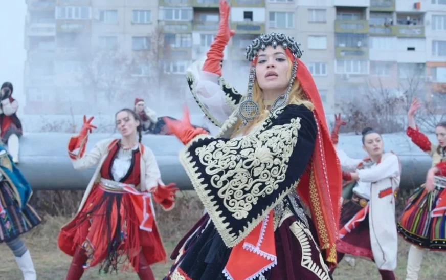 “Urime nanë”, Rita Ora shkruan në shqip për Festën e Flamurit dhe ditëlindjen e gjyshes