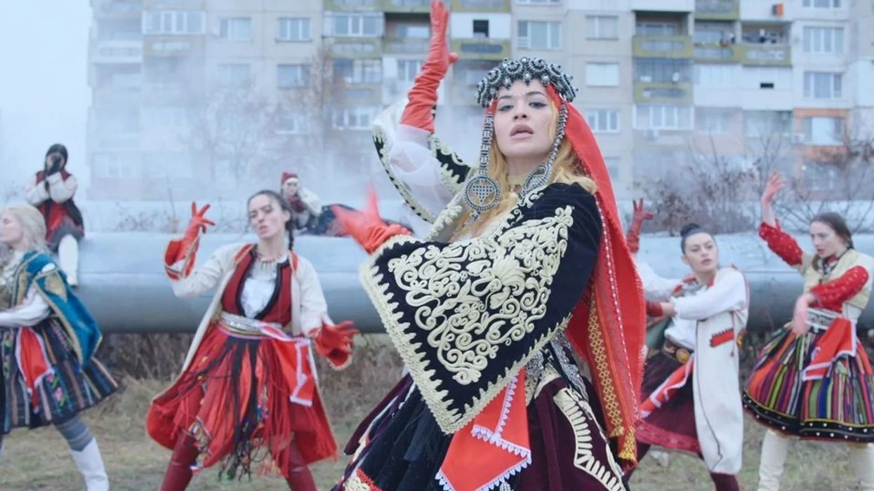 “Urime nanë”, Rita Ora shkruan në shqip për Festën e Flamurit dhe ditëlindjen e gjyshes