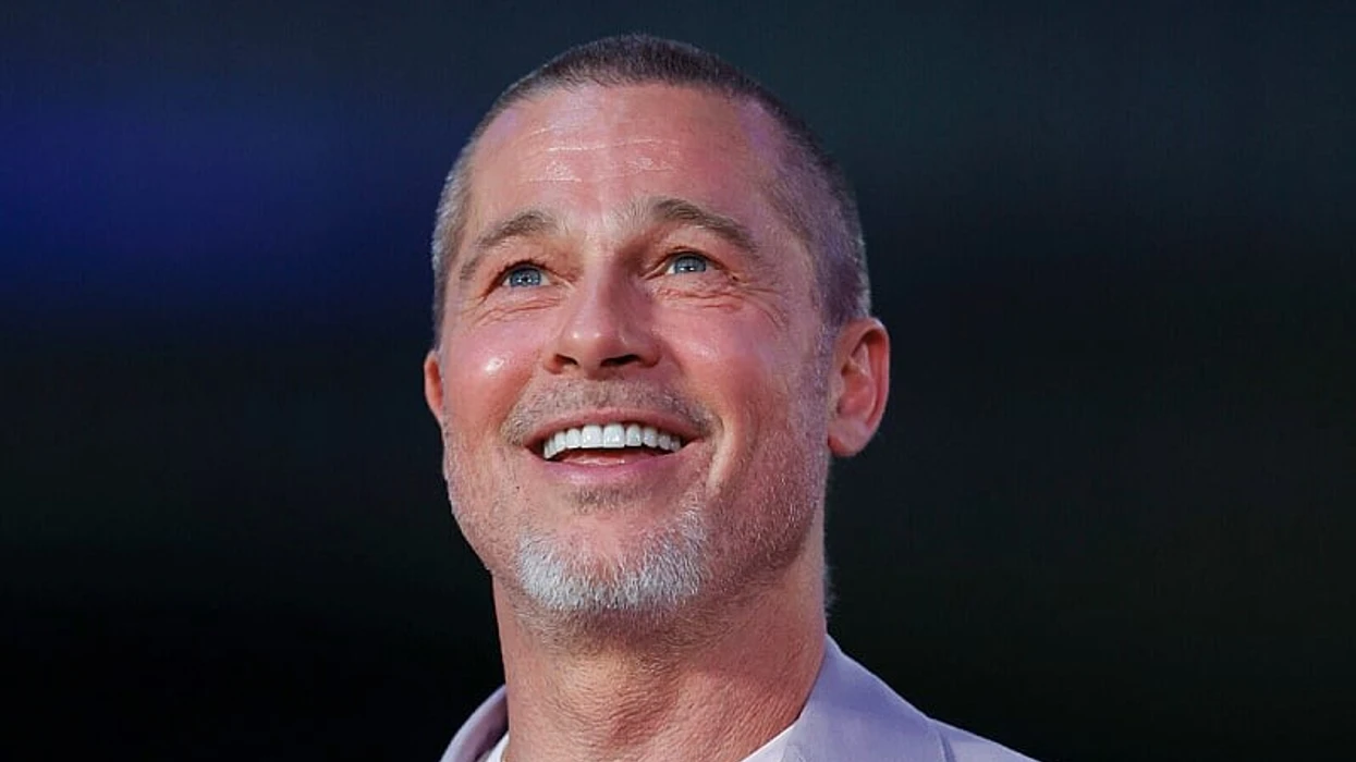 Një pensioniste u josh nga një ‘Brad Pitt i rremë’, i pagoi pothuajse 100,000 dollarë dhe e priti në një dhomë hoteli për javë të tëra