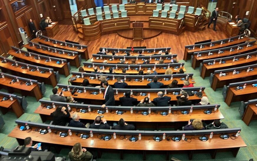 Vetëvendosje e vetme në Kuvend, nis seanca e thirrur për buxhetin