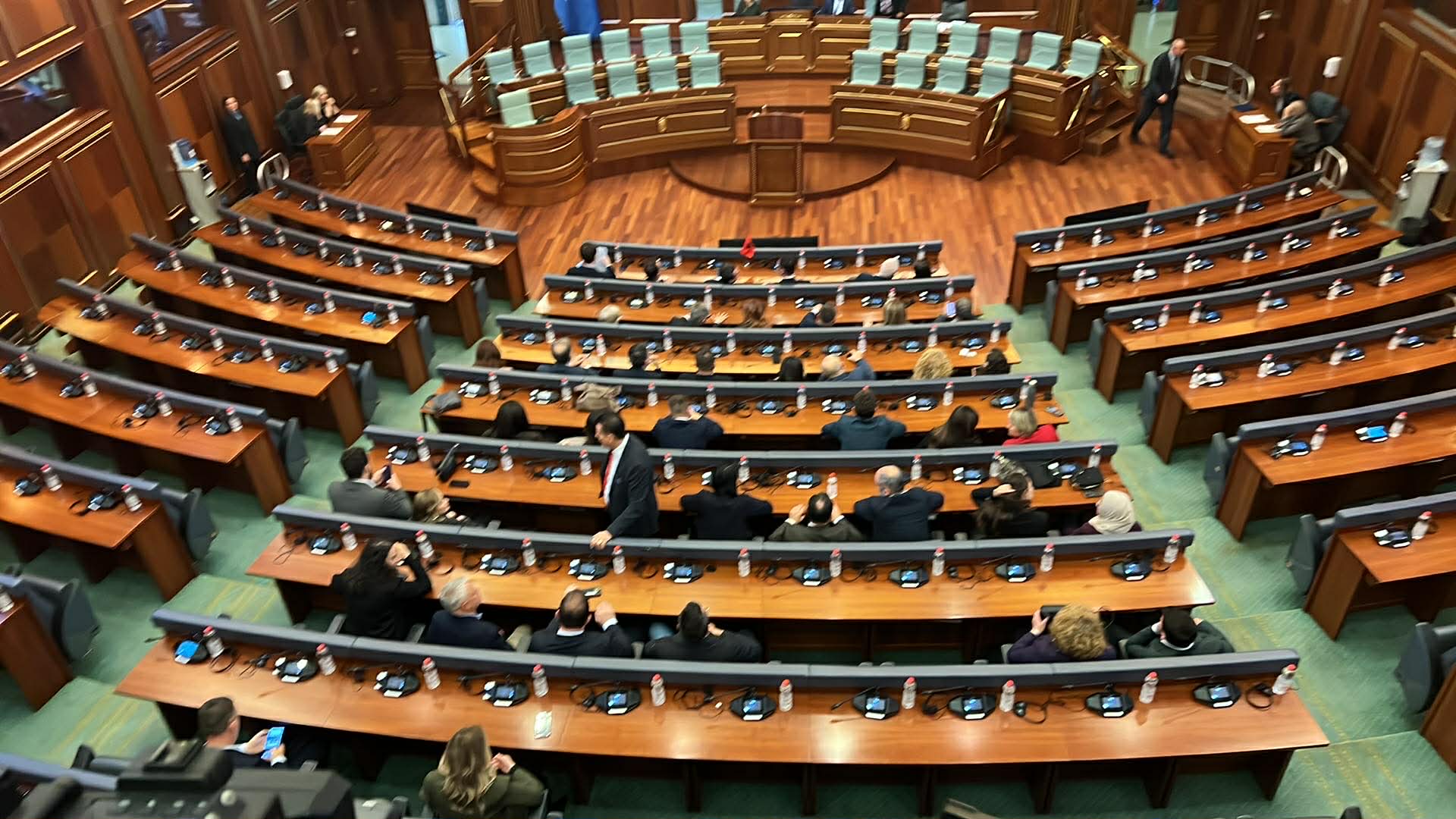 Vetëvendosje e vetme në Kuvend, nis seanca e thirrur për buxhetin