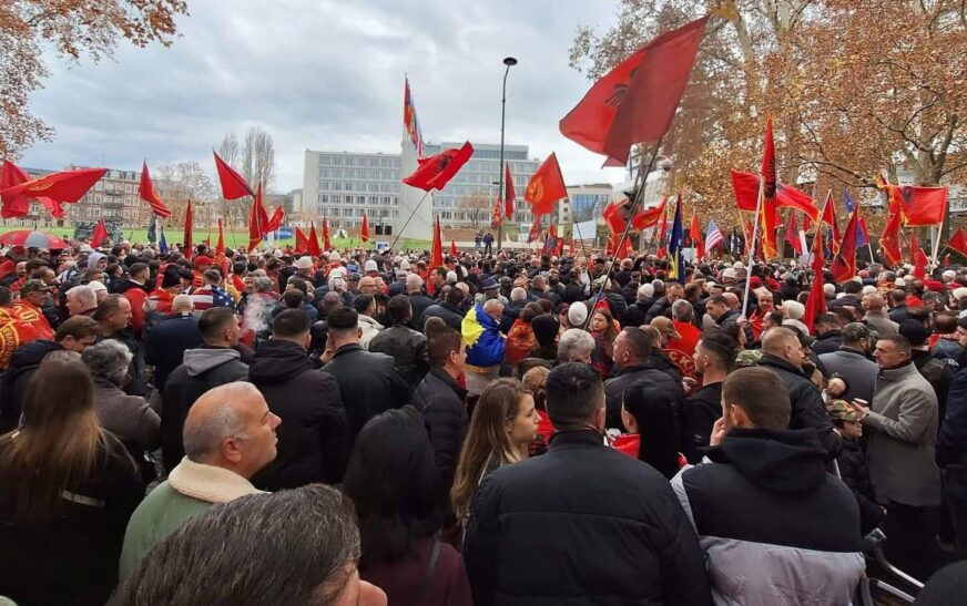 Djali i Jakup Krasniqit falënderon protestuesit: Me zemër isha me ju duke kërkuar drejtësi