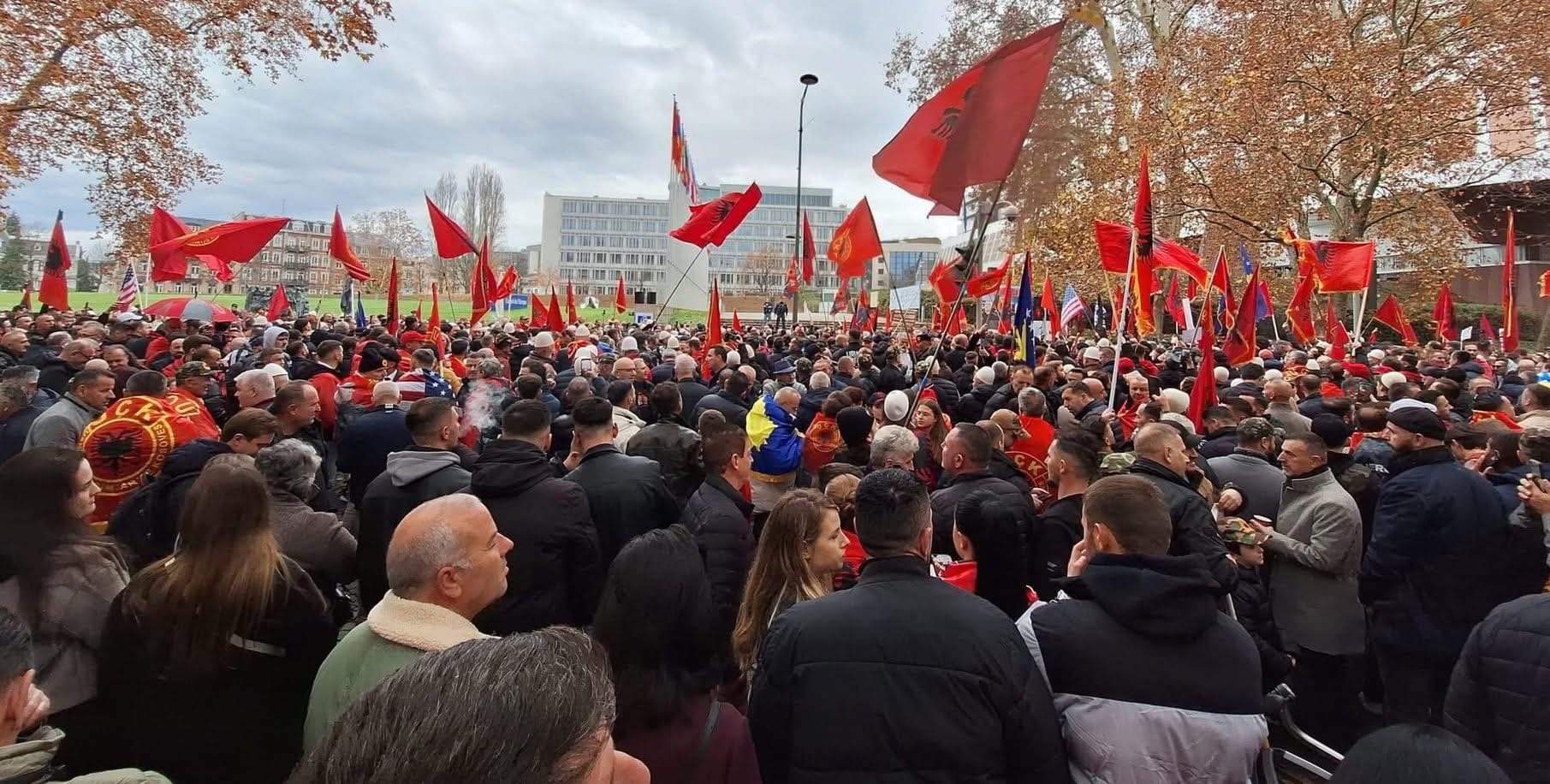 Djali i Jakup Krasniqit falënderon protestuesit: Me zemër isha me ju duke kërkuar drejtësi