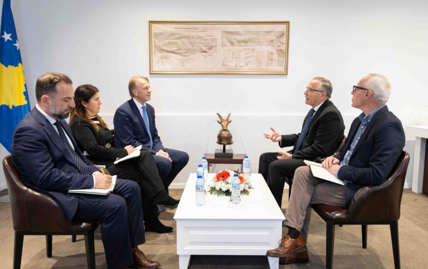 Hamza takohet me Oravin: Qeveria e PDK-së do të angazhohet për heqjen e masave të BE-së