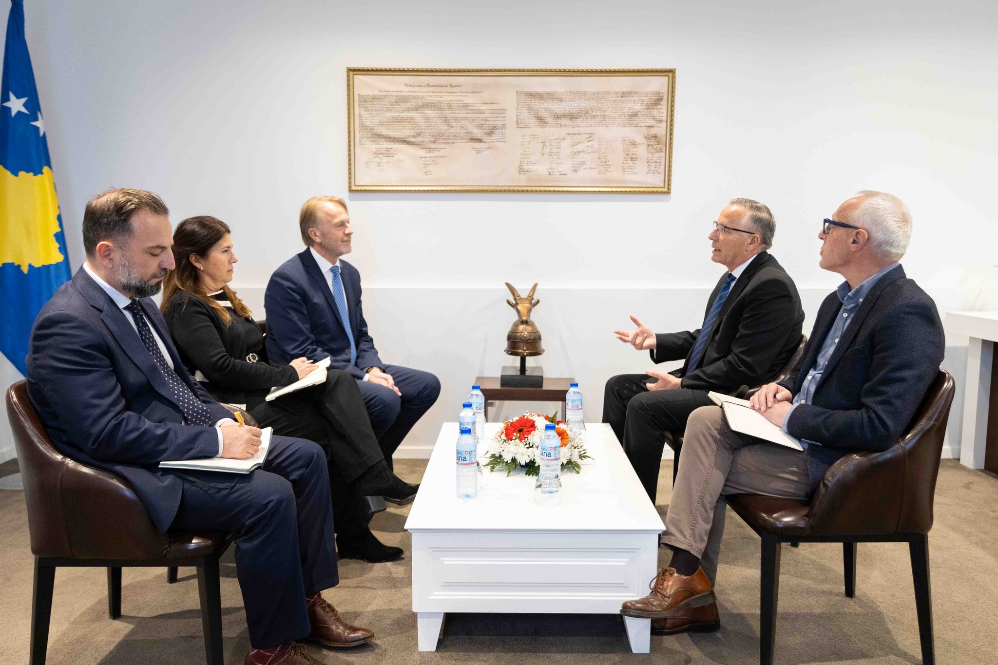 Hamza takohet me Oravin: Qeveria e PDK-së do të angazhohet për heqjen e masave të BE-së