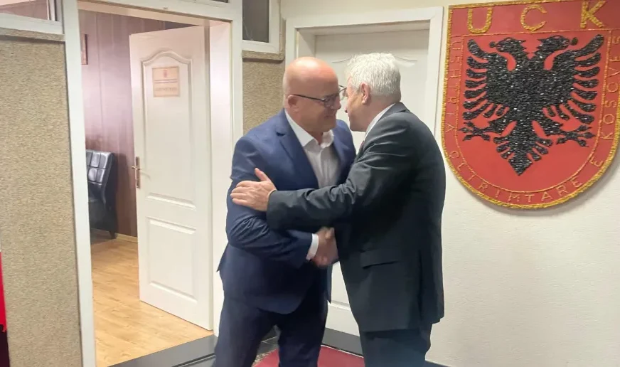 Ali Ahmeti arrin në zyrat e OVL UÇK-së, pritet nga krerët e organizatës