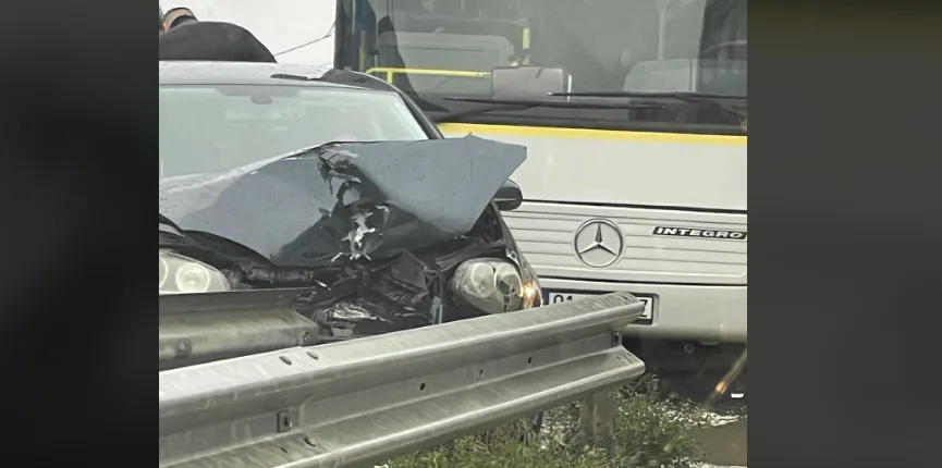 Aksident në rrugën Prishtinë–Podujevë: Autobusi përplaset me veturën në Lluzhan