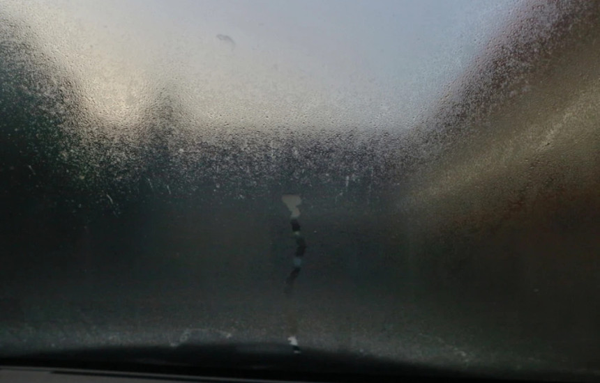 Mënyra më e lehtë për të shkrirë xhamat e veturave