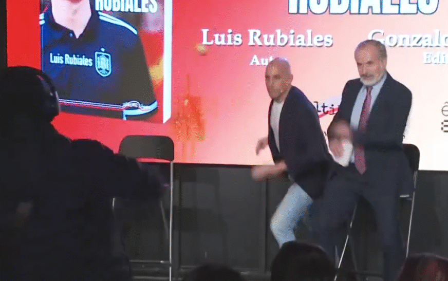 Ish-kreu i Federatës së Futbollit të Spanjës, Luis Rubiales sulmohet me vezë (VIDEO)
