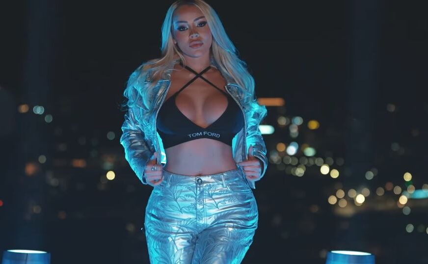 Benita me dhëmbë diamanti thotë se “do ta dridh shtëpinë”