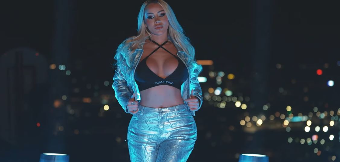 Benita me dhëmbë diamanti thotë se “do ta dridh shtëpinë”