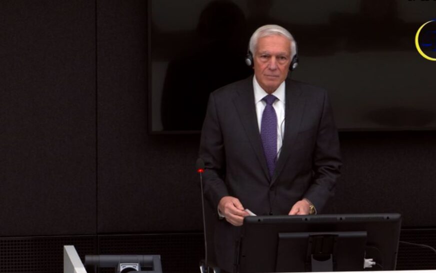 Wesley Clark futet në sallë, pas pak nis dëshminë!