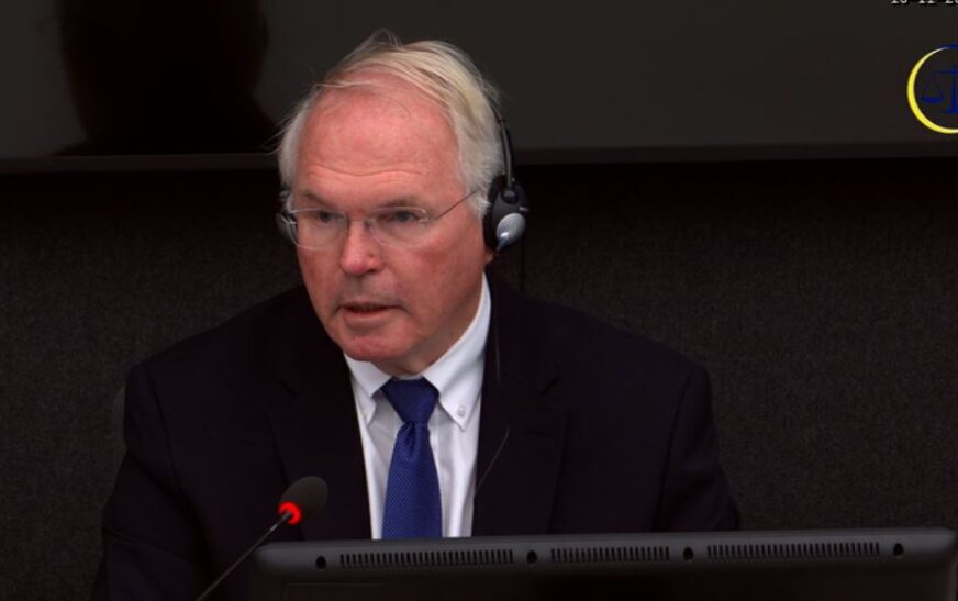 Nis dëshminë e tij diplomati Christopher Hill