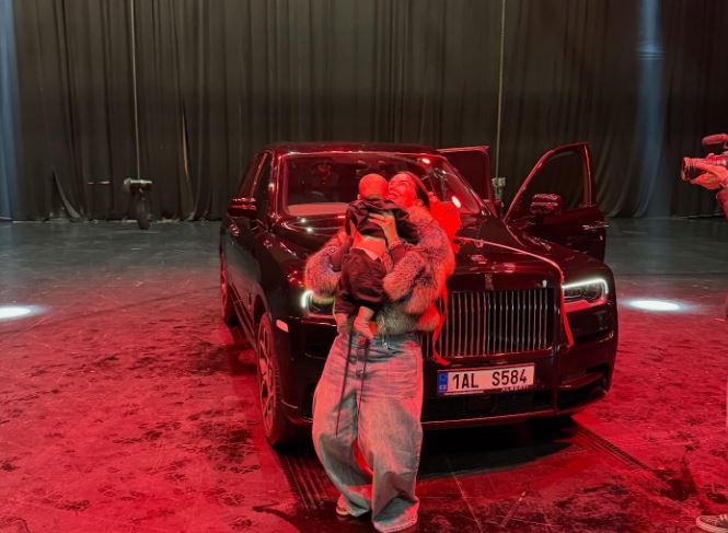 Jo një, por dy Rolls-Royce – Dhurata marramendëse për Dafinën