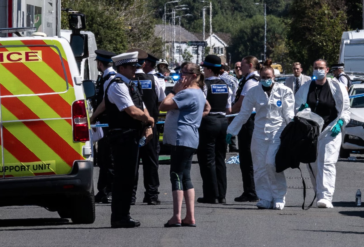 “Nuk dija nëse të zbrisja apo të qëndroja”: Pasagjeri rrëfen panikun në trenin e sulmuar në Angli