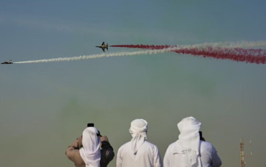 Rrëzohet avioni luftarak në aeroportin e Dubai, ende nuk dihen rrethanat