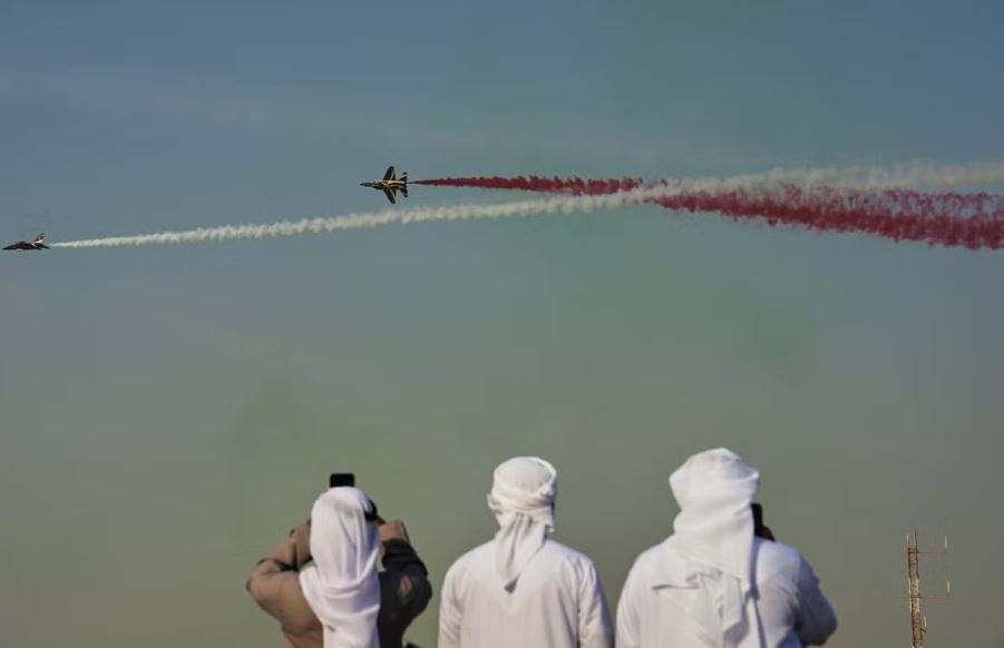 Rrëzohet avioni luftarak në aeroportin e Dubai, ende nuk dihen rrethanat