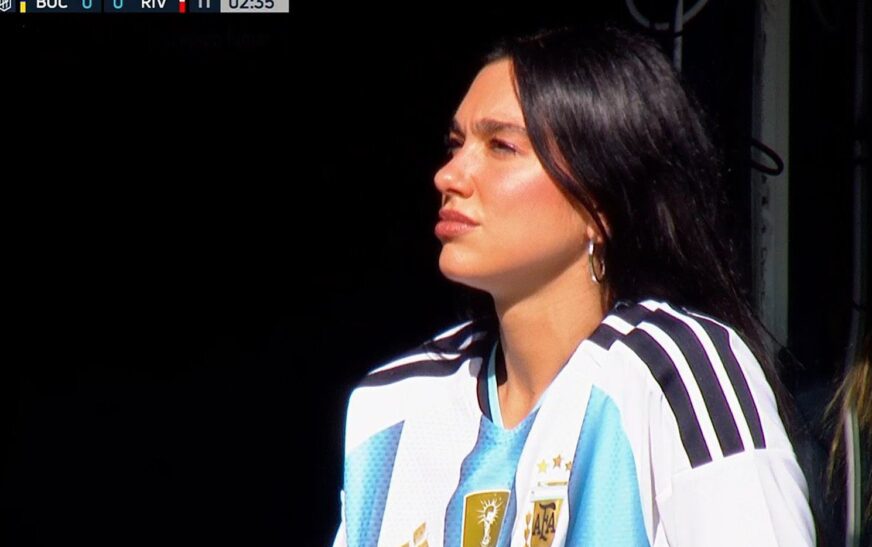 Dua Lipa prezente në derbin Argjentinas ‘Superclasico’