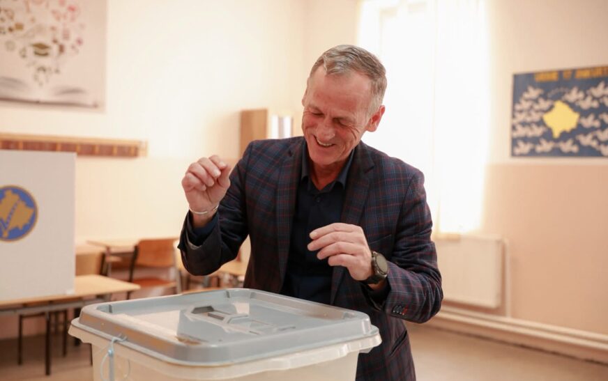 Familja e kandidatit për kryetar të Fushë Kosovës, Besnik Osmani, ka ushtruar sot të drejtën e votës