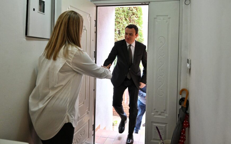 Pesë vjet në Hagë, Albin Kurti viziton familjen e Rexhep Selimit