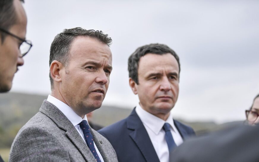 VV në Mitrovicë i “hakmerret” LDK-së, i “rrëmben” një zyrtar pas koalicionit me PDK-në