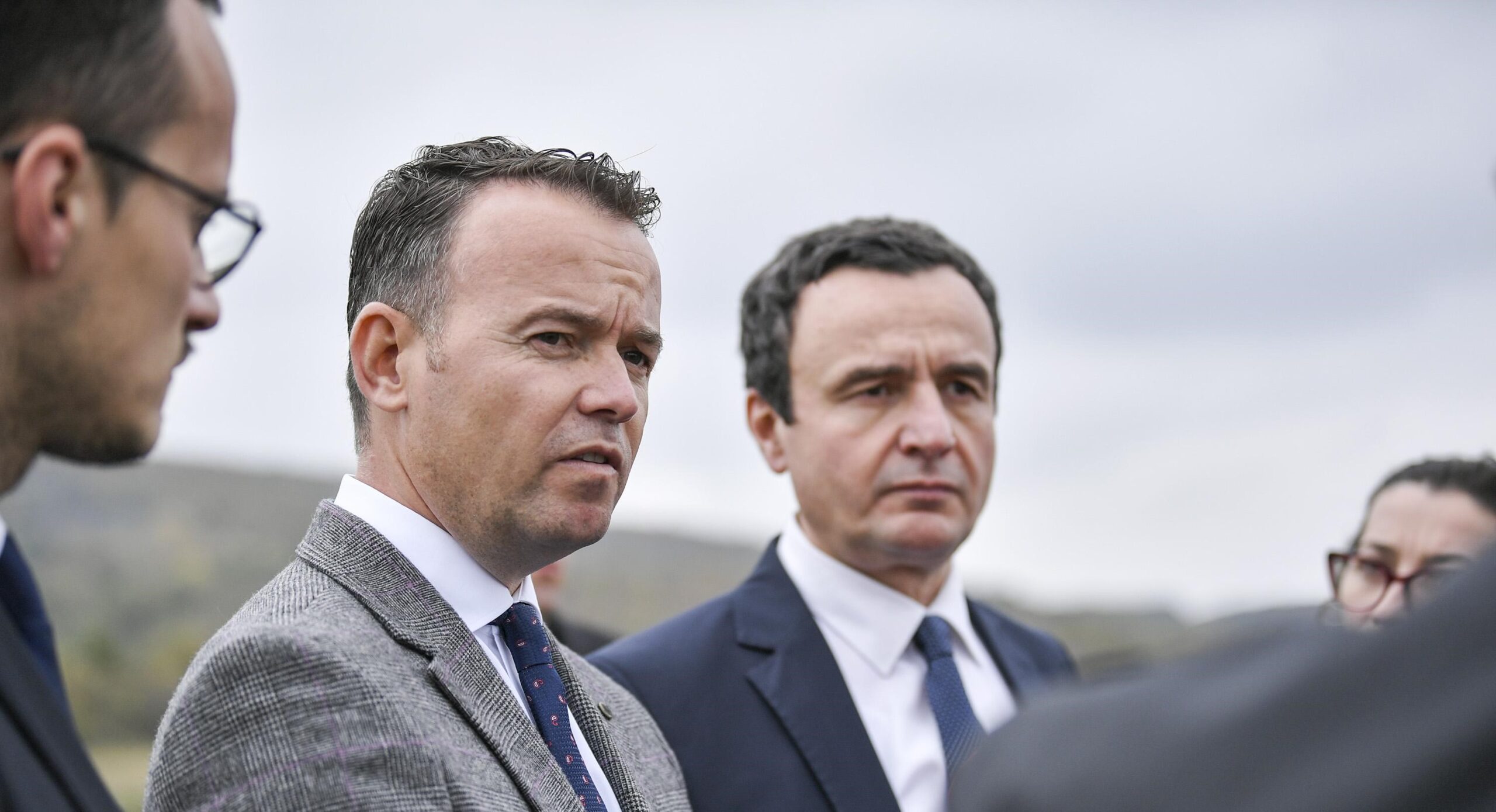 VV në Mitrovicë i “hakmerret” LDK-së, i “rrëmben” një zyrtar pas koalicionit me PDK-në