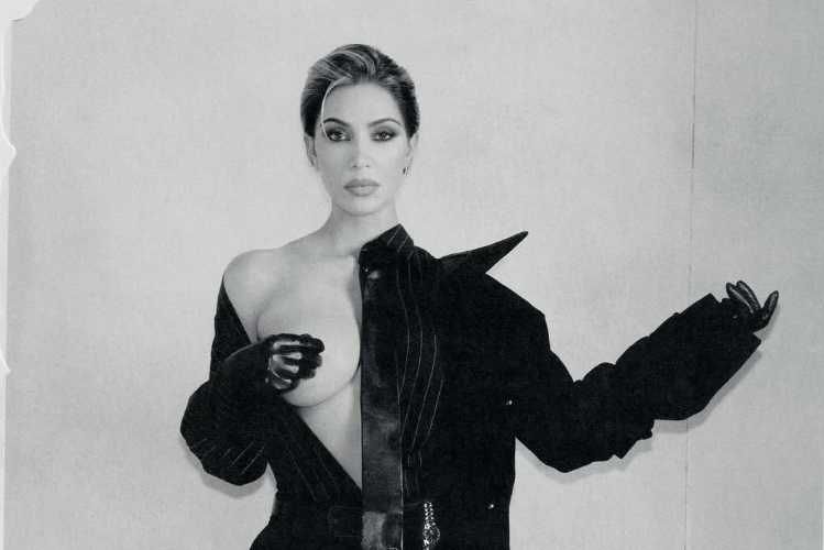 Kim Kardashian trazon rrjetin me postimin më joshës të vitit