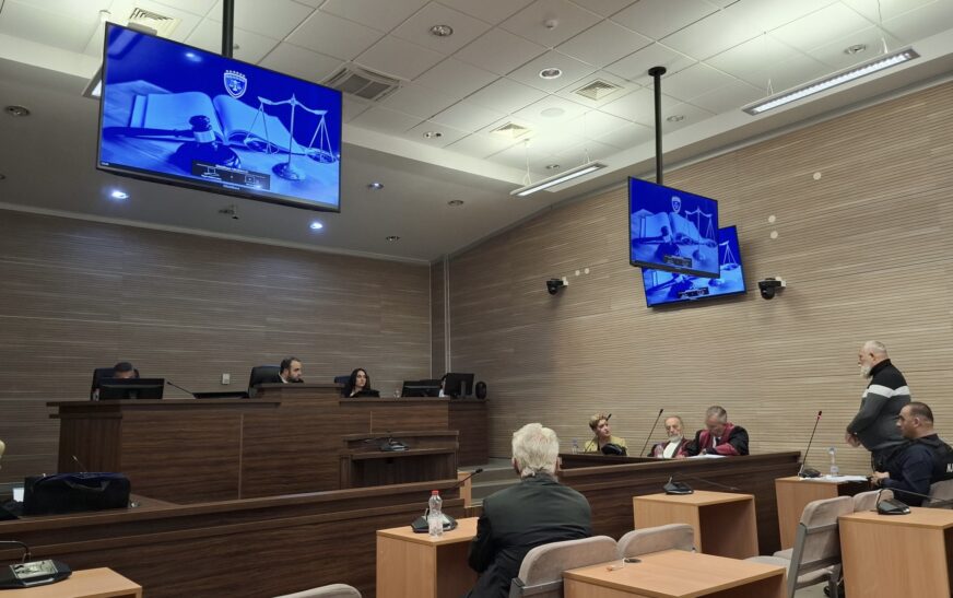 Rrëfimi i dëshmitarit në gjykimin për krime lufte: M’i kanë vra babën e nanën në prezencë të fëmijëve të vegjël, aty ka qenë edhe Sladani