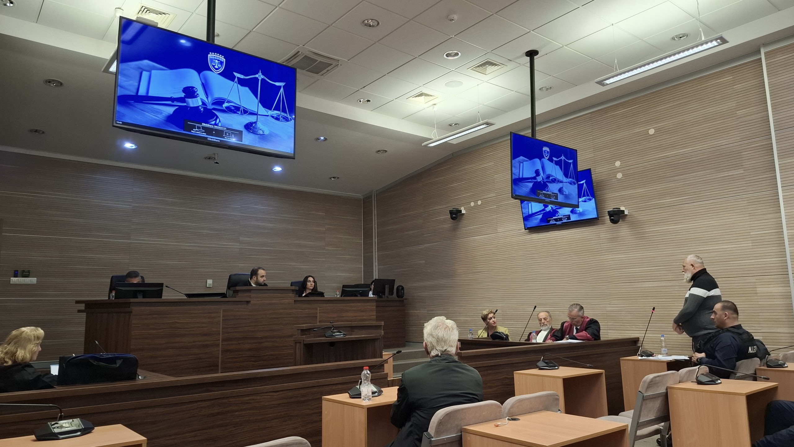 Rrëfimi i dëshmitarit në gjykimin për krime lufte: M’i kanë vra babën e nanën në prezencë të fëmijëve të vegjël, aty ka qenë edhe Sladani